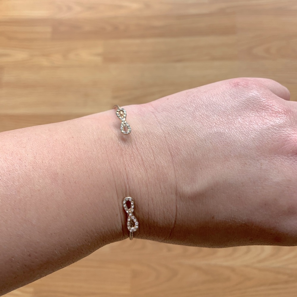 Delicate bow bracelet